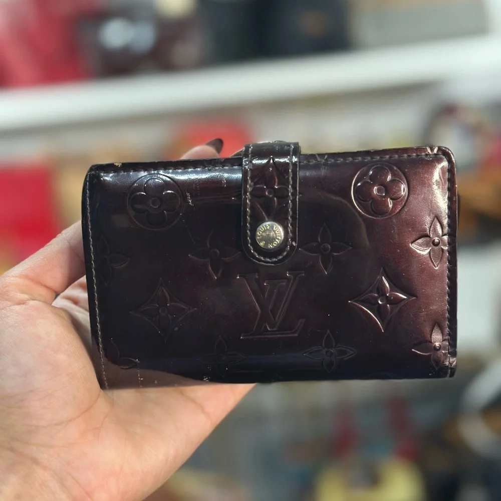 LV VERNIS  KISSLOCK WALLET